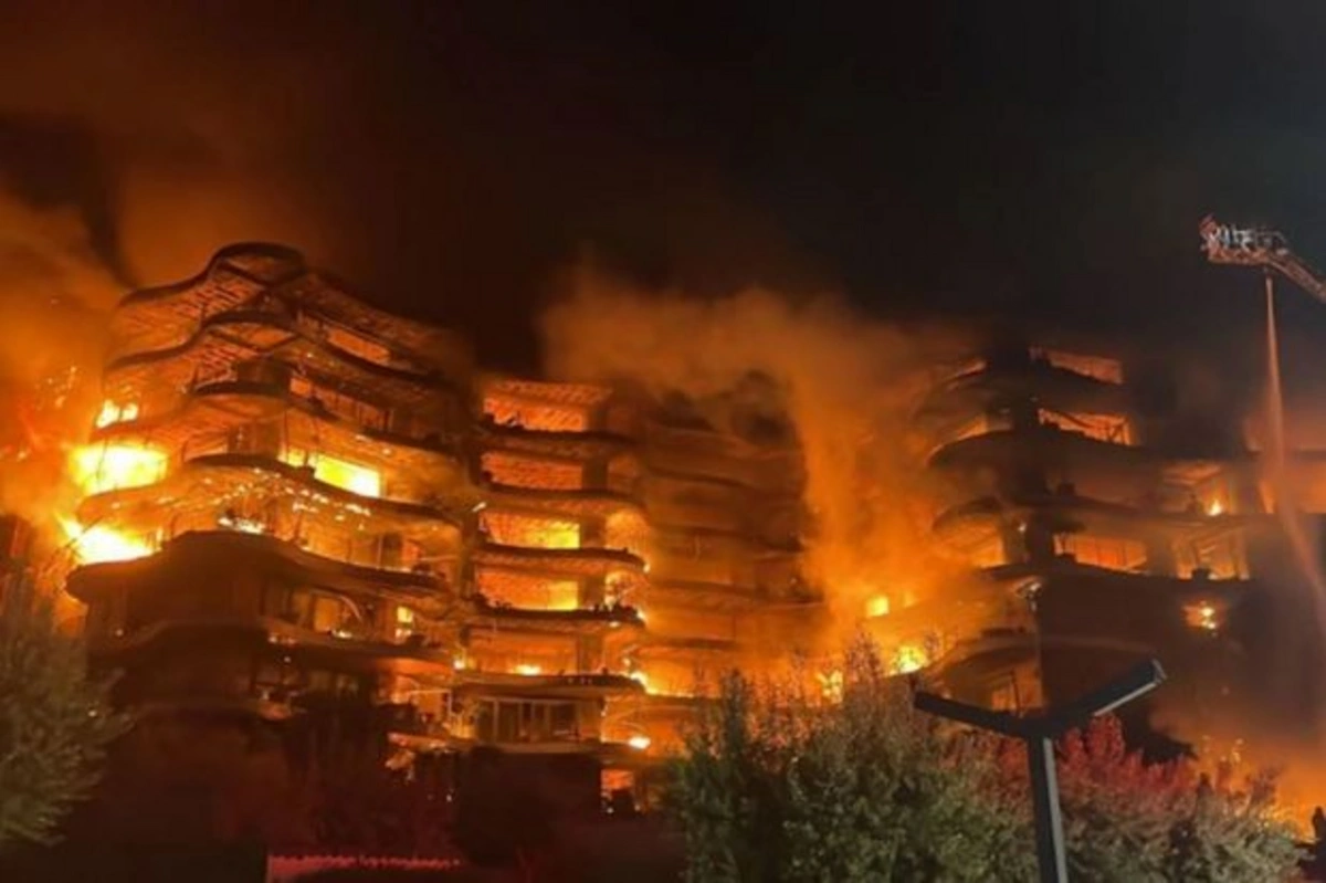 В турецком Измире загорелось жилое здание: есть пострадавшие - ВИДЕО